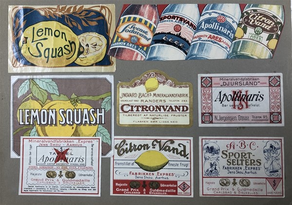 Prøvebog med litografisk trykte øl- og sodavandsetiketter samt to kuverter med etiketter